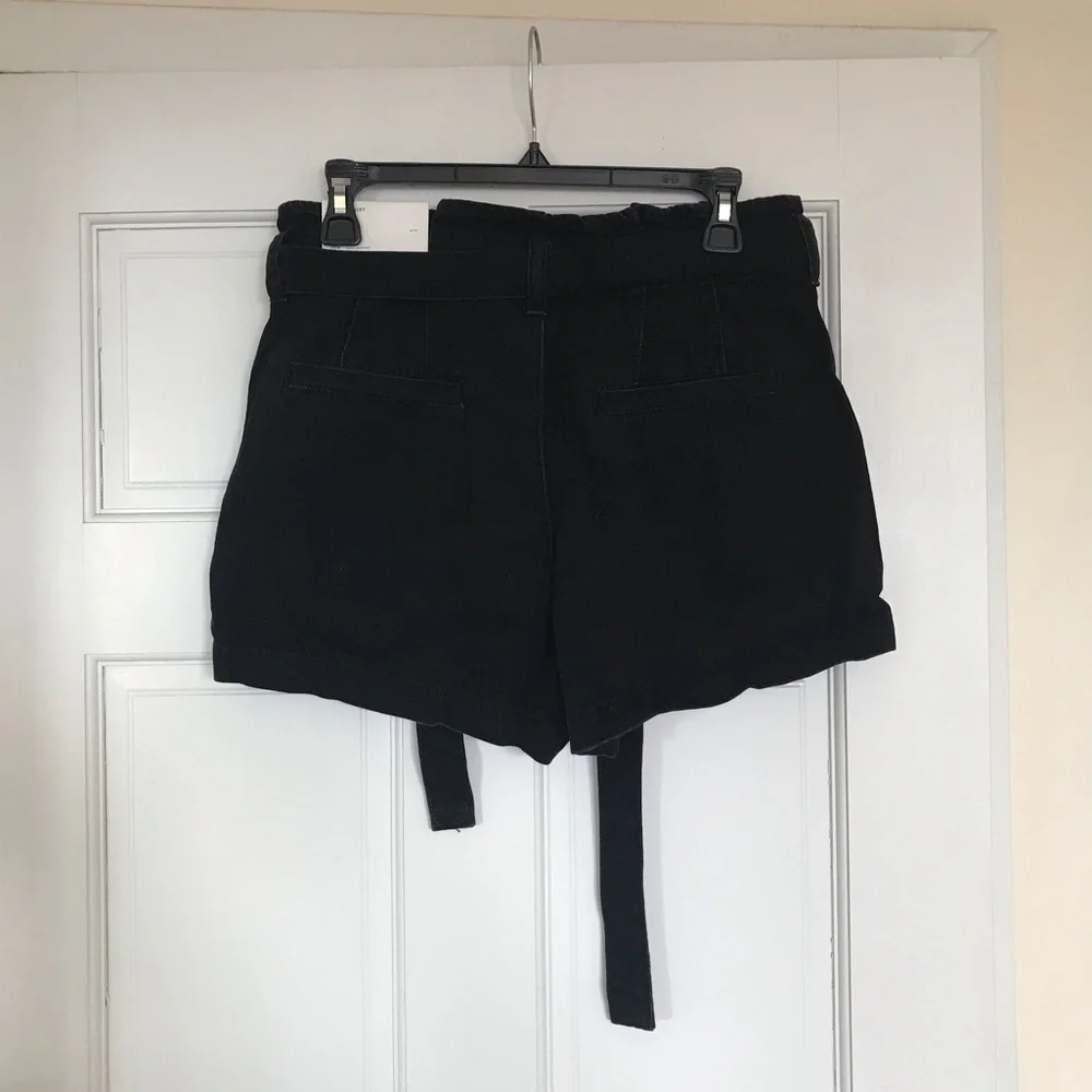 AE Paperbag Denim Mom cotton Short, high rise with belt, Onyx Black, size 6 - Picture 4 of 8